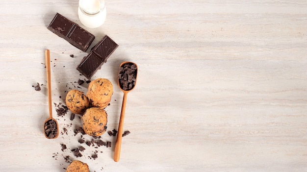 Vista superior Cookies de chocolate fundo com cópia espaço na mesa de madeira cinza. Comida caseira / lanche para crianças. Copiar Espaço Selecionado Foco