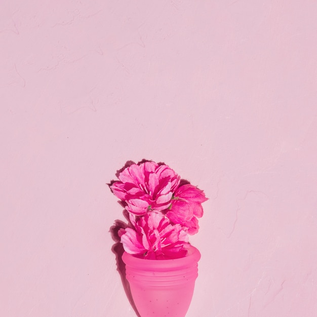 Foto vista superior copa menstrual con flores