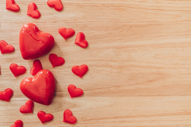 Foto vista superior corazón rojo sobre fondo de mesa de madera con espacio de copia.