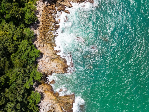 Vista superior de la costa de Phuket, Tailandia, hermosa costa y mar abierto en la temporada de verano, entorno natural y antecedentes de viajes