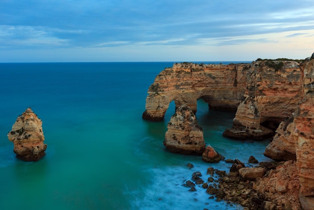 Vista superior de la costa rocosa del Atlántico por la noche (Lagoa, Algarve, Portugal).