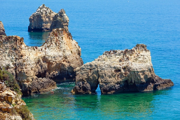 Vista superior de la costa rocosa del Atlántico de verano (Portimao, Alvor, Algarve, Portugal).