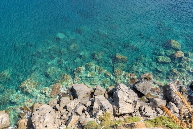 Vista superior de la costa rocosa de la isla de Lipari