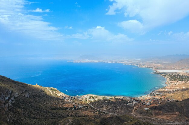 Vista superior de la costa de verano del Mar Mediterráneo desde el cabo de Tinoso Cartagena España