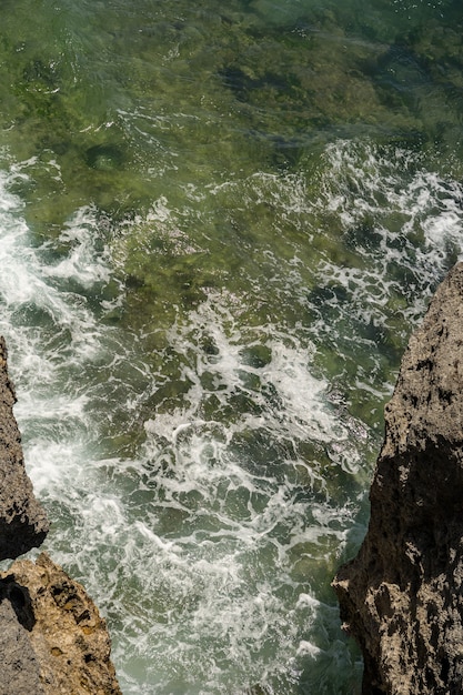 Vista superior, de, cristalino, agua del océano, entre, rocas colección de foto