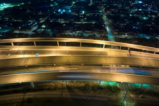 Vista superior del cruce de carreteras anchas en Tampa Florida por la noche con automóviles de conducción rápida Concepto de infraestructura de transporte de EE. UU.