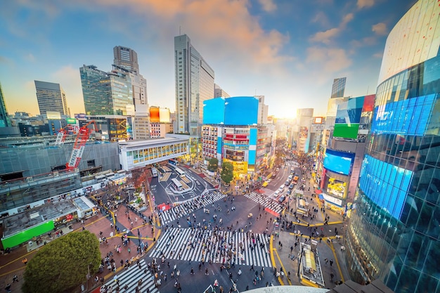 Vista superior del cruce de Shibuya al atardecer en Tokio