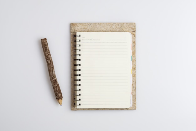 Vista superior de cuaderno en blanco de espiral abierta con lápiz de madera