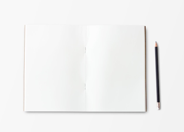 Vista superior con cuaderno en blanco y lápiz sobre fondo blanco.