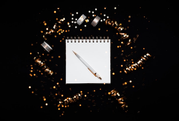 Vista superior del cuaderno con lista de deseos de año nuevo