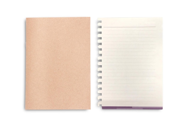 Vista superior del cuaderno o bloc de notas en blanco aislado sobre fondo blanco.