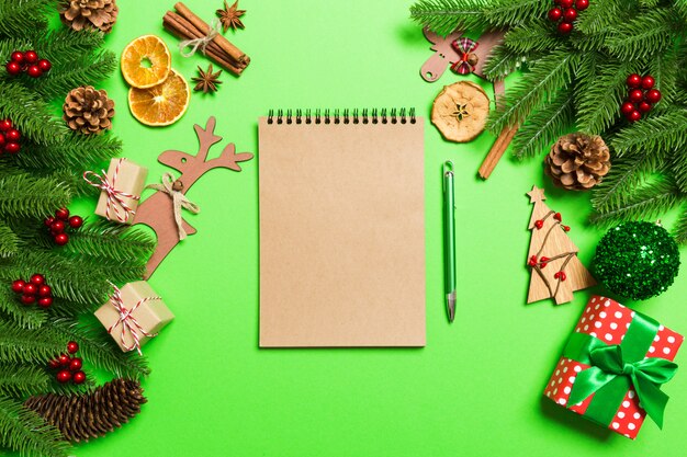 Vista superior del cuaderno en verde hecho decoraciones de Navidad. hora