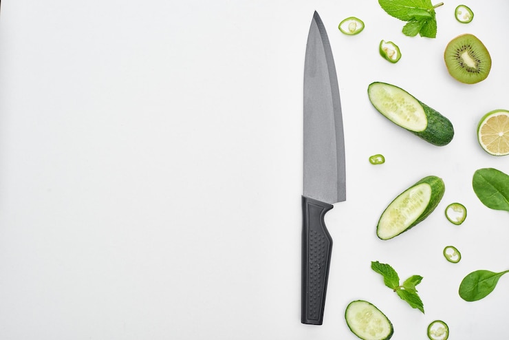 Foto vista superior de cuchillo pepinos frescos kiwi lima pimientos y vegetación
