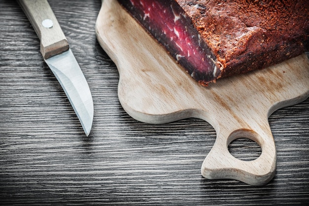 Foto vista superior del cuchillo de la tabla para tallar carne