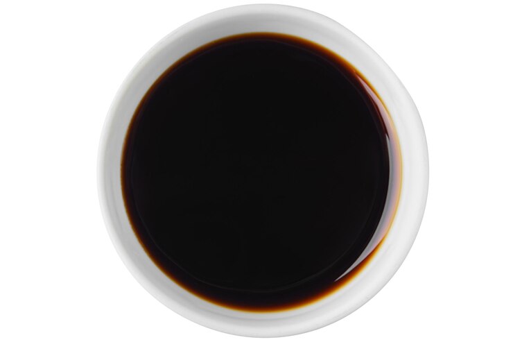 Foto vista superior del cuenco con salsa de ostras aislada sobre un fondo blanco