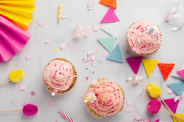 Foto vista superior de cupcakes de cumpleaños con velas encendidas