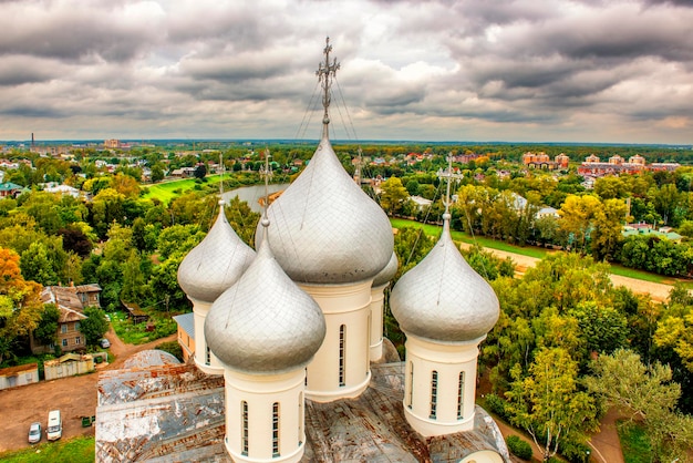 Foto vista superior de las cúpulas de la catedral de santa sofía en vologda