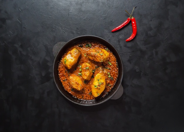 Vista superior de curry de pescado bengalí picante y caliente