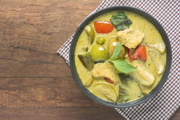 Vista superior de curry verde con receta de pollo tailandés.