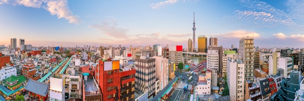 Foto vista superior da área de asakusa em tóquio, japão, ao pôr do sol