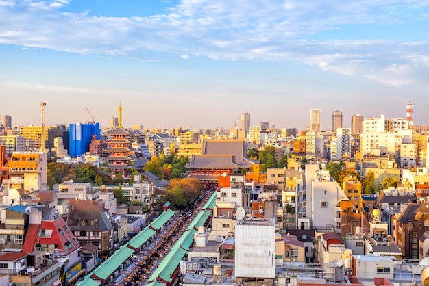 Foto vista superior da área de asakusa em tóquio, japão, ao pôr do sol