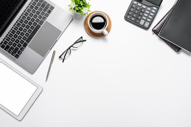 Vista superior da área de trabalho com o dispositivo de trabalho do teclado de tela branca em branco do tablet. Copie o espaço.