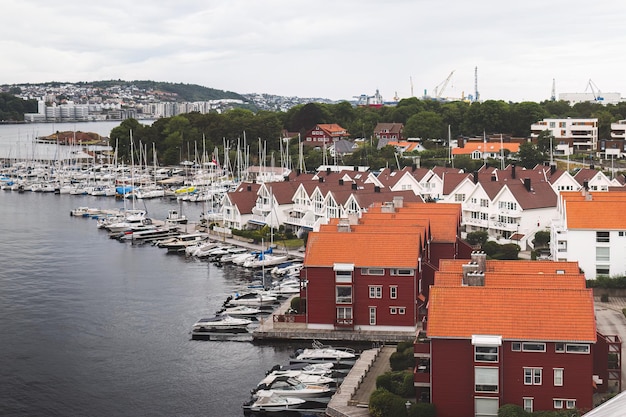 vista superior da baía com iates e casas de madeira vermelhas em Stavanger, Noruega