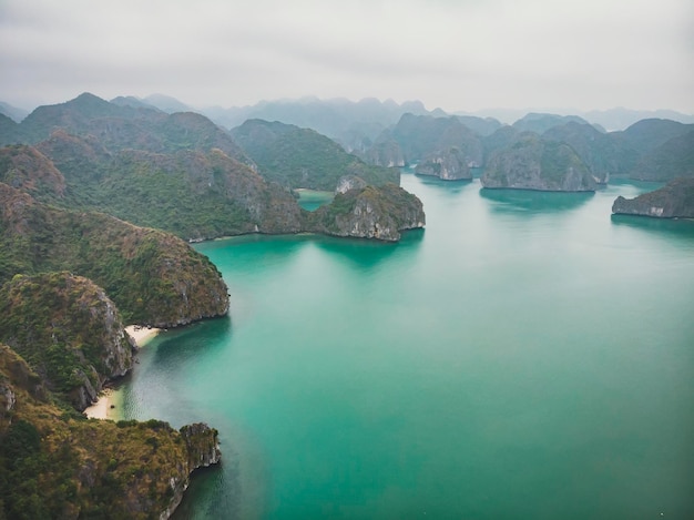 Vista superior da Baía de Halong Vietnam Bela paisagem marinha com rochas e mar Natureza exótica do Sudeste Asiático