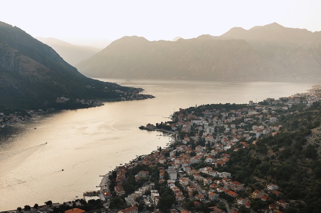 Foto vista superior da baía de kotor ao pôr do sol. kotor montenegro 12.07.2021