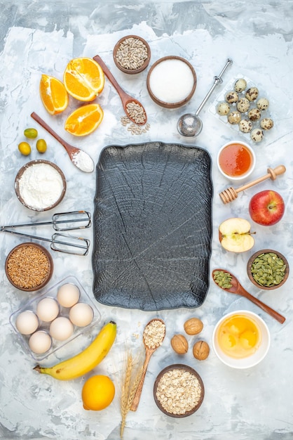 Vista superior da bandeja preta e farinha de frutas frescas compota ovos arroz integral no fundo do gelo