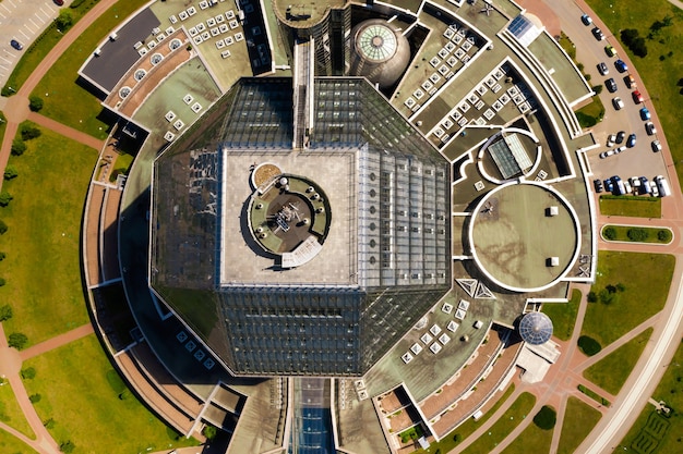 Vista superior da biblioteca nacional em minsk, a capital da república da bielo-rússia, um edifício público