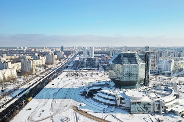 Vista superior da Biblioteca Nacional em Minsk no inverno.