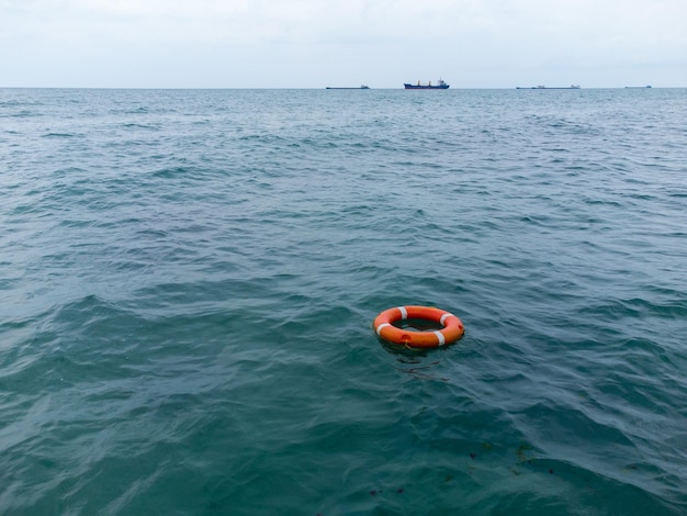 Vista superior da bóia salva-vidas no mar anel de vida flutuando em um mar