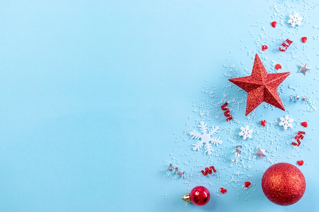 Vista superior da bola vermelha de Natal com flocos de neve em azul