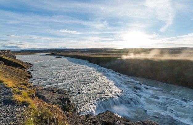 Vista superior da cachoeira gullfoss golden, longa exposição ao amanhecer