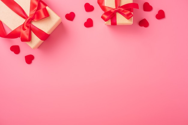 Vista superior da caixa de presente e rosa do conceito de saudação do dia dos namorados