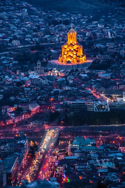 Vista superior da capital da Geórgia, Tbilisi, à noite.