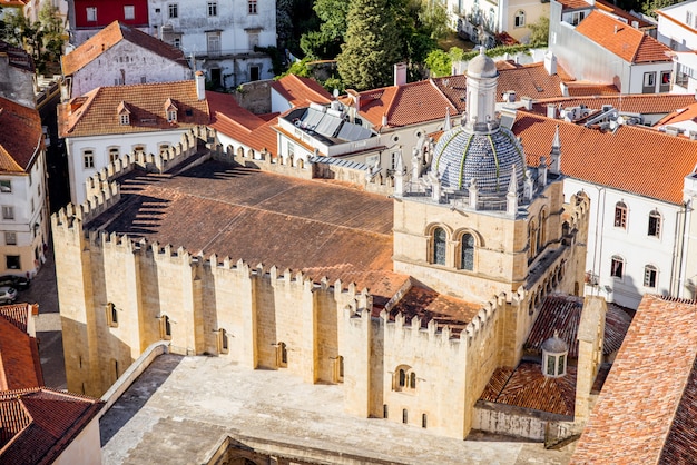 Vista superior da catedral velha na cidade de coimbra durante um dia ensolarado no centro de portugal