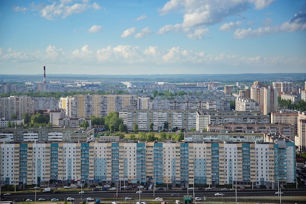 Vista superior da cidade com edifícios altos