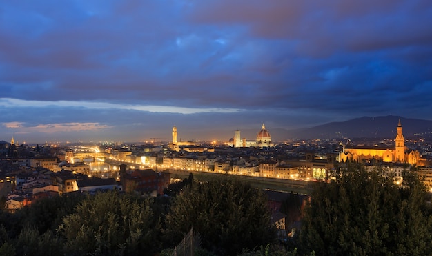 Vista superior da cidade de Florença à noite Itália, Toscana, no rio Arno.