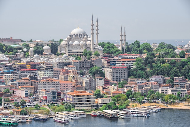 Vista superior da cidade de istambul e dock for bosphorus trips na turquia