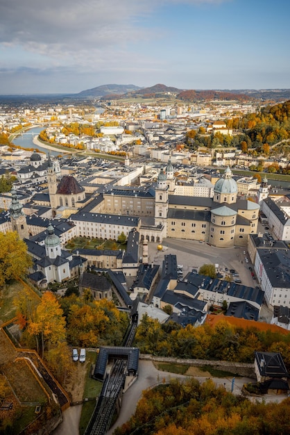 Vista superior da cidade de Salzburg a partir da colina do castelo