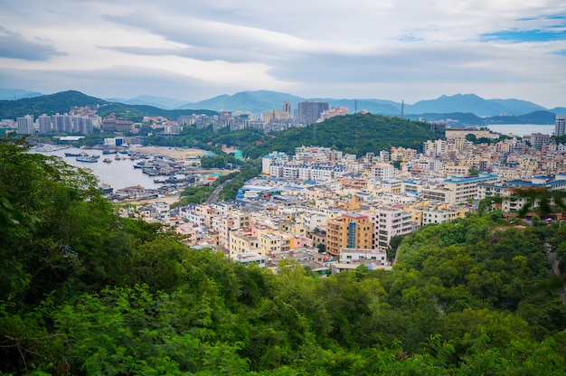 Vista superior da cidade de Sanya em Hainan, com casas locais e hotéis e edifícios de luxo. Paraíso de férias de verão na Ásia.