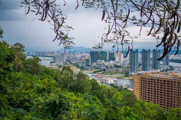 Vista superior da cidade de Sanya em Hainan, com casas locais e hotéis e edifícios de luxo. Paraíso de férias de verão na Ásia.