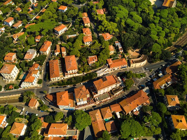 Foto vista superior da cidade e do passeio localizado em castiglioncello na toscana. itália, livorno