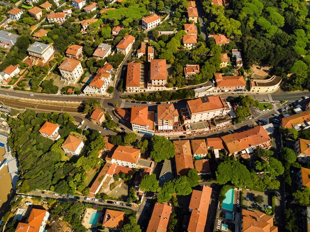 Vista superior da cidade e do passeio localizado em Castiglioncello, na Toscana. Itália