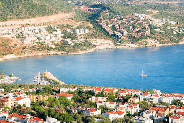 Vista superior da cidade turística com telhados redtiled e fachadas brancas perto do mar azul