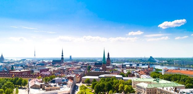 Foto vista superior da cidade velha com belos edifícios coloridos e ruas na cidade de riga, letônia, vista panorâmica a olho de pássaro