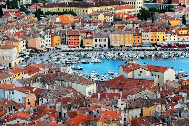 Vista superior da cidade velha de Rovinj na Croácia