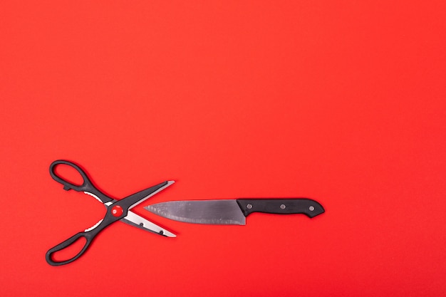 Vista superior da composição de utensílios de cozinha na cozinha em vermelho